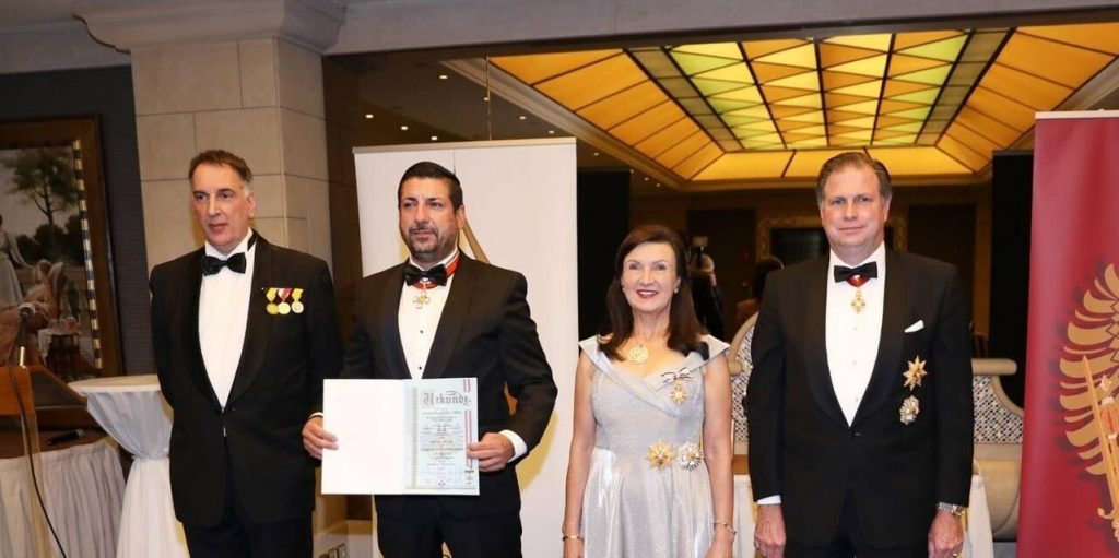 Βράβευση από την βασιλική οικογένεια της Αυστρίας του προέδρου της Ομοσπονδίας Πυγμαχίας Χ.Μαριόλη