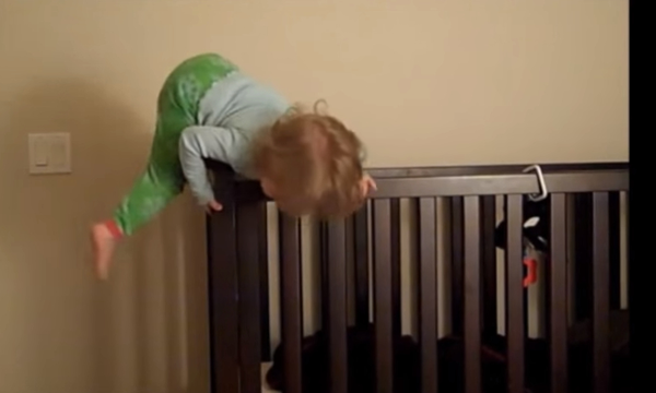 Επικό βίντεο: Η μεγάλη απόδραση από την… κούνια! (βίντεο)