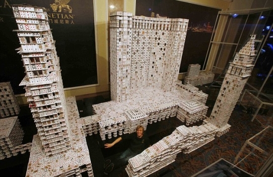 Εντυπωσιακό κατόρθωμα: Άνδρας έφτιαξε κατασκευή από 218.792 τραπουλόχαρτα! (βίντεο)