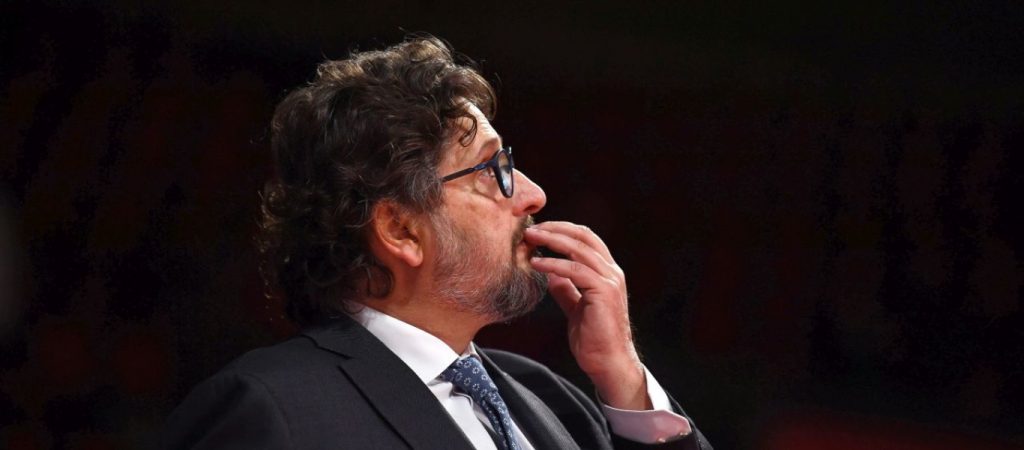 Επικό ατύχημα στην Ευρωλίγκα – Προπονητής «έφαγε αδέσποτη» από τον διαιτητή (βίντεο)