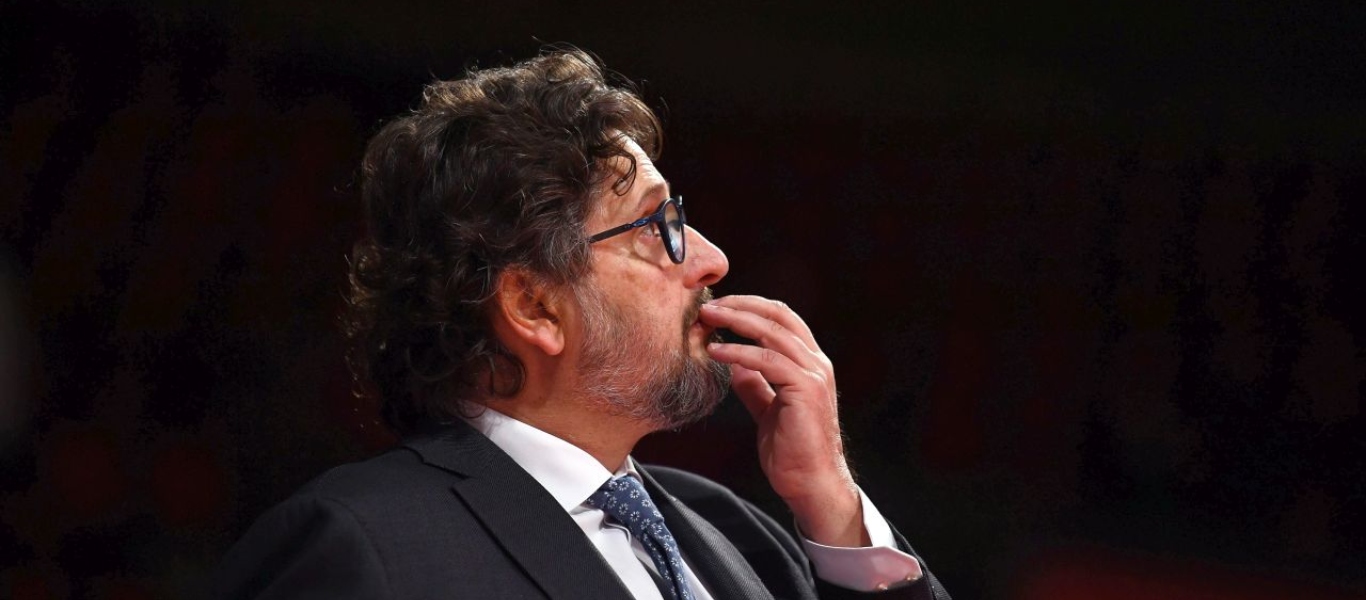 Επικό ατύχημα στην Ευρωλίγκα – Προπονητής «έφαγε αδέσποτη» από τον διαιτητή (βίντεο)