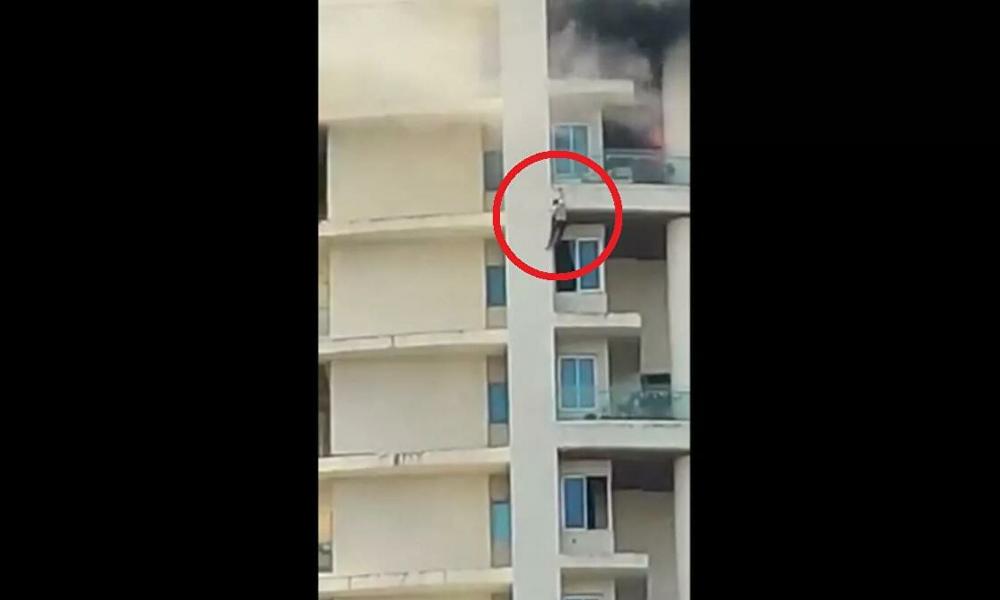 Ινδία: Η στιγμή που άντρας πέφτει από 19ο όροφο περικυκλωμένο από φλόγες (βίντεο)