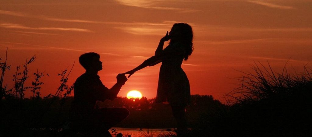 Έχετε αναρωτηθεί; – Γιατί οι άντρες κάνουν πρόταση γάμου γονατιστοί;