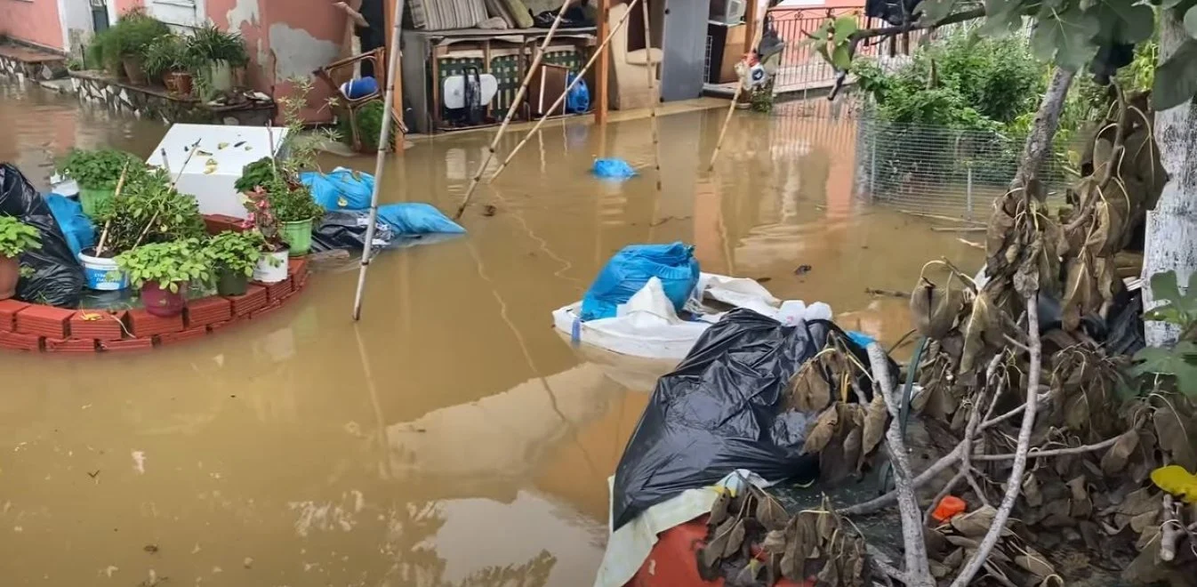 Η κακοκαιρία «χτυπά» την Κέρκυρα: Πλημμύρισαν δρόμοι και σπίτια (βίντεο)