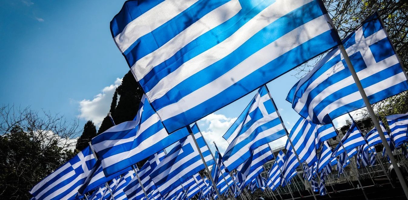 Στο κρατητήριο γυναίκα επειδή πωλούσε…  ελληνικές σημαίες! – Ανενόχλητοι οι αλλοδαποί παράνομοι μικροπωλητές