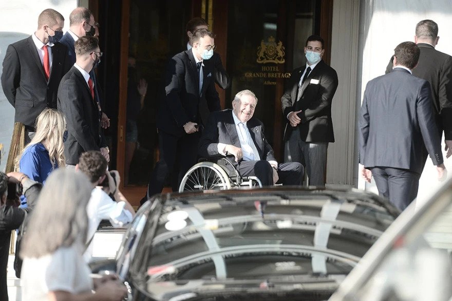 Μητρόπολη: Ο πρώην βασιλιάς Κωνσταντίνος σηκώθηκε από το αμαξίδιο για να προσκυνήσει το Ευαγγέλιο