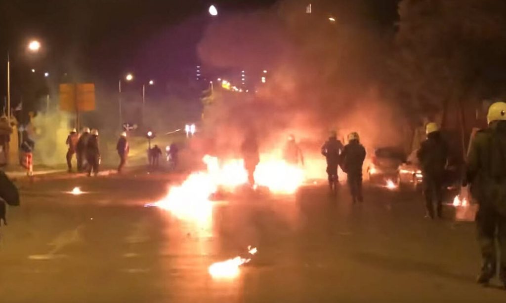 Εκτεταμένα επεισόδια με τραυματία έξω από το τουρκικό προξενείο: Επίθεση με μολότοφ κατά διμοιρίας ΜΑΤ – Καμένα οχήματα