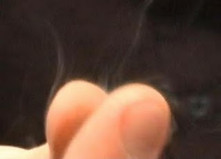 Το εντυπωσιακό κόλπο για να βγάλετε καπνό από τα δάχτυλά σας! (βίντεο)