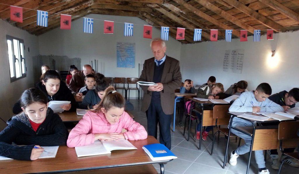 Αφήνουν τα σχολεία της Βορείου Ηπείρου χωρίς δασκάλους – Απελπισμένος ο Αρχιεπίσκοπος Αναστάσιος τηλεφώνησε στο Μαξίμου