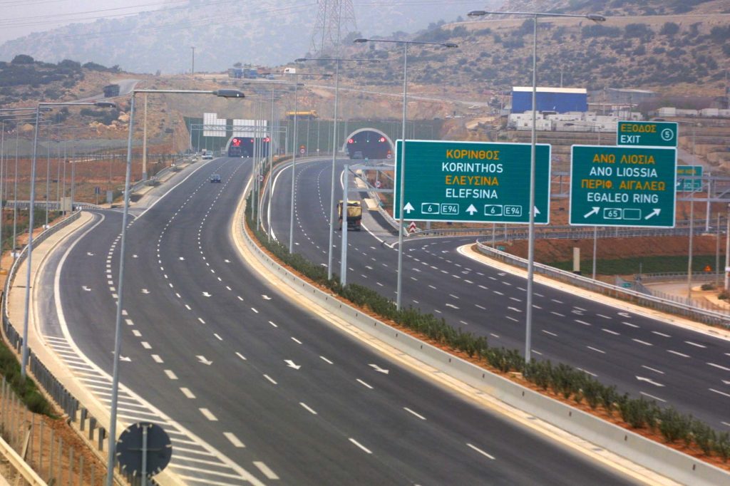 Επεισόδια στην Αττική Οδό: Κτυπούσαν διερχόμενα αυτοκίνητα οι Ρομά