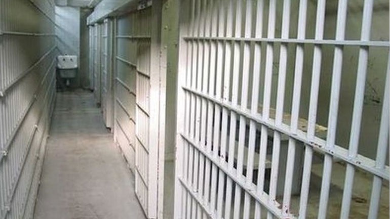 Φυλακές Ιωαννίνων: Κρατούμενοι είχαν εγκαταστήσει ολόκληρο αποστακτήριο για την παρασκευή… τσίπουρου