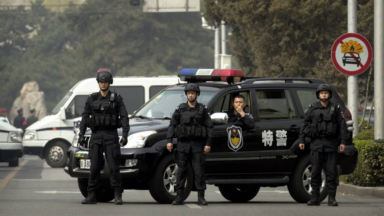 Απίστευτο: Κινέζοι αστυνομικοί φορούν κράνη με υπέρυθρες για να διαβάζoυν θερμοκρασία και Covid Pass (βίντεο)