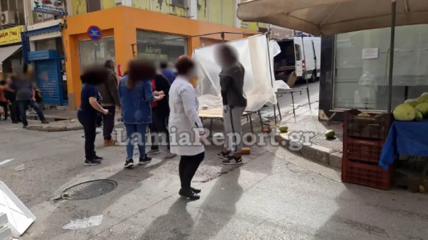 «Χαμός» στην λαϊκή αγορά της Λαμίας: Πιάστηκαν στα χέρια και τους «χώρισαν» οι αστυνομικοί (βίντεο)