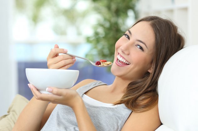 Διατροφική ψυχιατρική: Τι σχέση έχει ο εγκέφαλος με το στομάχι μας; – Αυτές οι τροφές μάς φτιάχνουν τη διάθεση