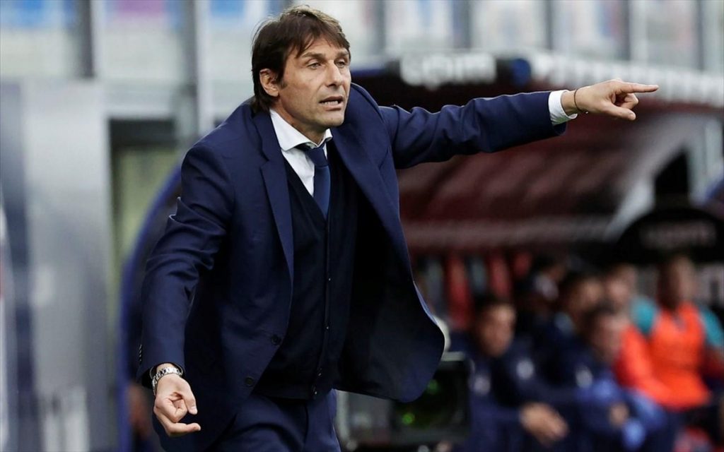 O Αντόνιο Κόντε κοντά στον πάγκο της Μάντσεστερ Γιουνάιτεντ