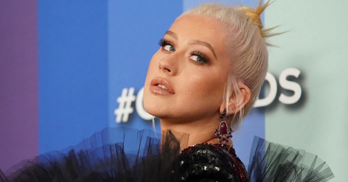 Christina Aguilera: «Φωτιά» με κατακόκκινα μαλλιά στο νέο της video clip (βίντεο)