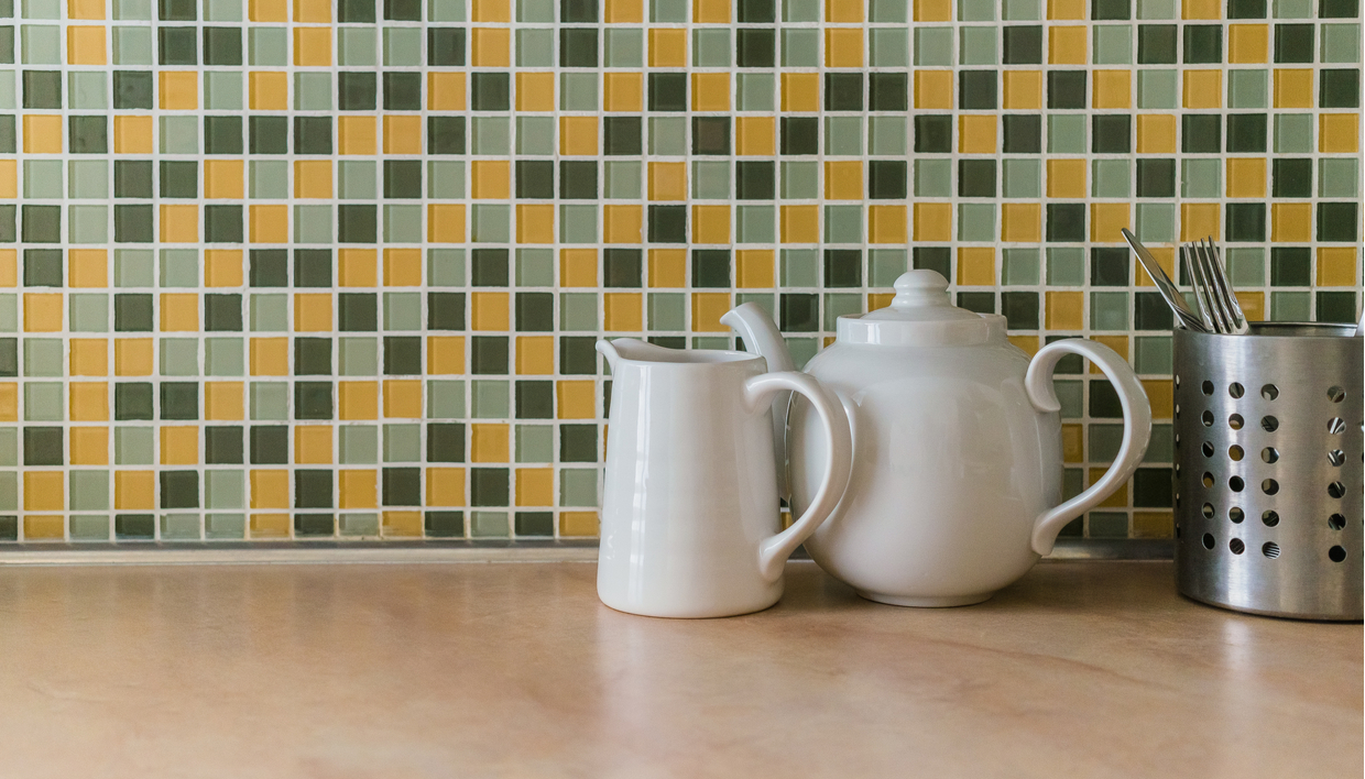 Δείτε πώς θα καθαρίσετε τα πλακάκια της κουζίνας