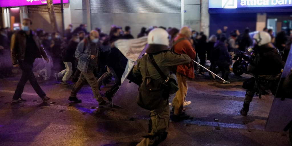 Επεισόδια στο κέντρο της Αθήνας για το θάνατο του 20χρονου Ρομά – Η ανακοίνωση της ΕΛ.ΑΣ