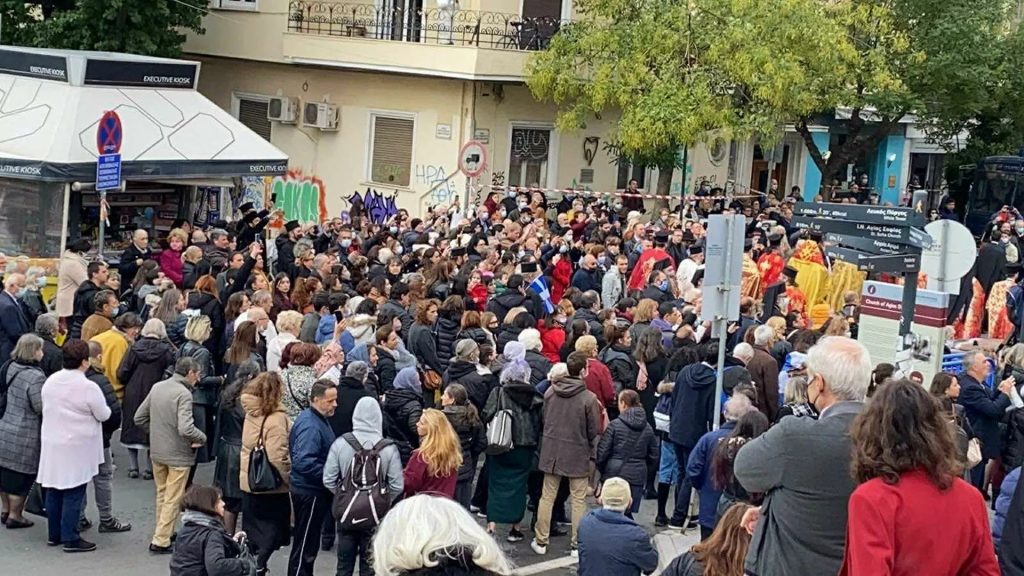 Οι Θεσσαλονικείς  είπαν όχι στις κυβερνητικές απαγορεύσεις – Πλήθος πιστών στη λιτανεία των οστών του Αγίου Δημητρίου