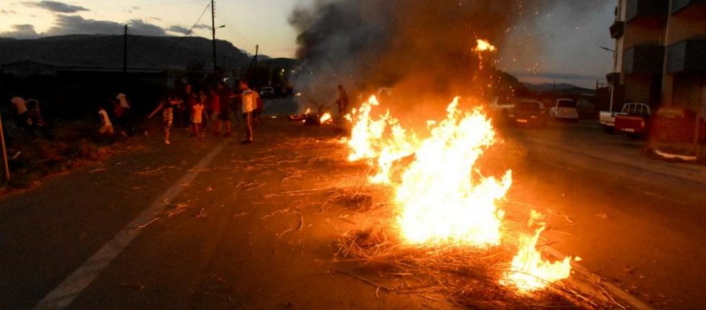 Ζευγολατιό: Ρομά έκλεισαν την εθνική οδό Κορίνθου – Πατρών – Καίνε λάστιχα & πετάνε πέτρες σε περιπολικά (φώτο) (upd)