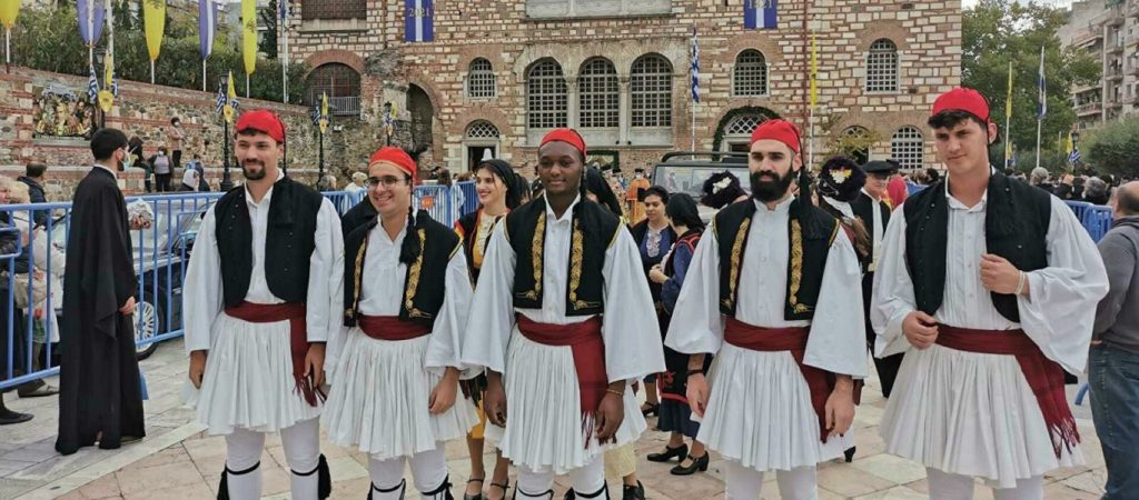 Ξεκίνησαν οι εορτασμοί στη Θεσσαλονίκη – Οι Τσολιάδες που κέντρισαν τα βλέμματα