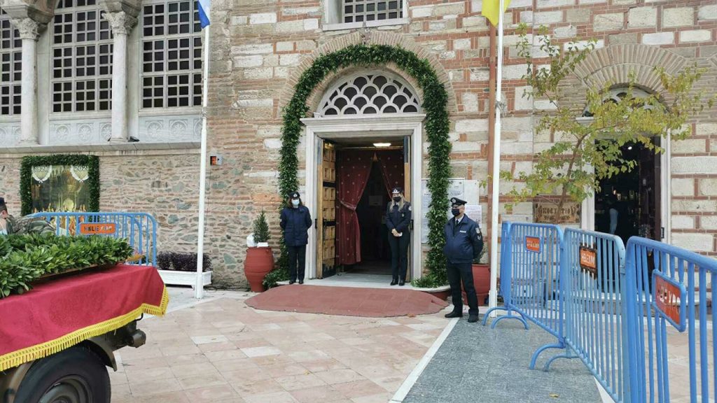 Έστειλαν σκυλιά ανίχνευσης στον Ιερό Ναό του Αγίου Δημητρίου! -Αντέδρασε ιερέας: «Σας αρέσει αυτή η εικόνα στην Ελλάδα;»