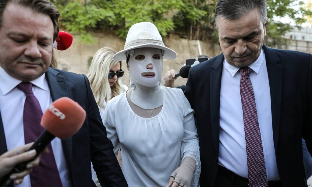 Επίθεση με βιτριόλι: Έφτασε στο δικαστήριο η Ιωάννα Παλιοσπύρου