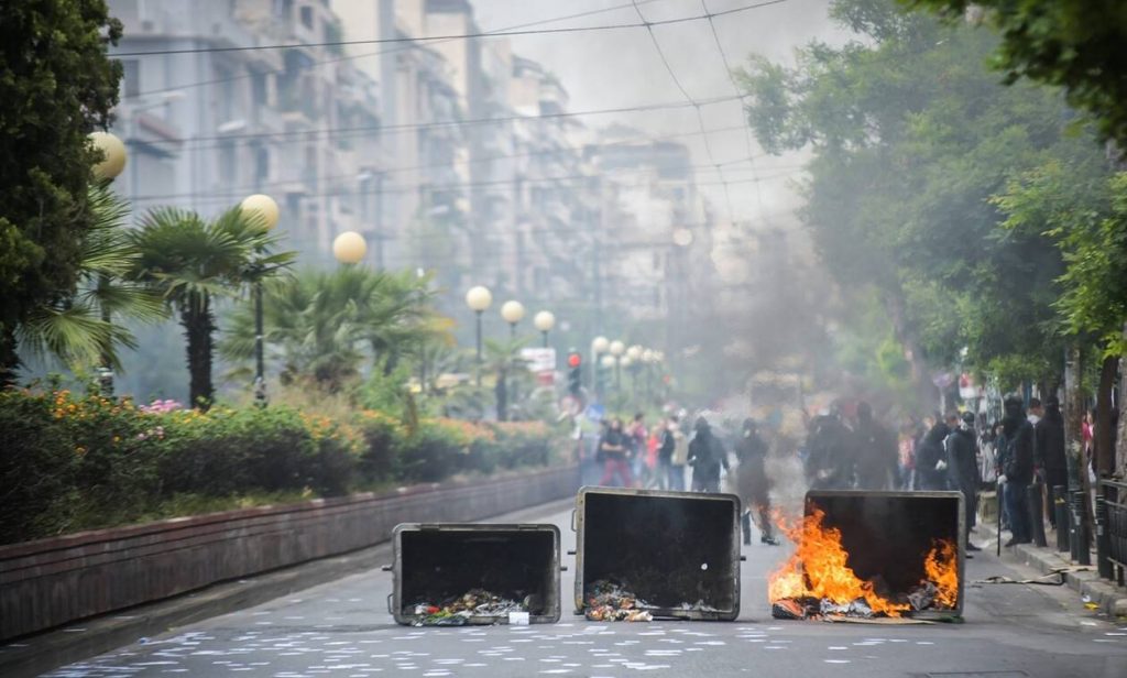 Επεισόδια στην ΑΣΟΕΕ – Πέντε τραυματίες αστυνομικοί και έξι συλλήψεις (upd)