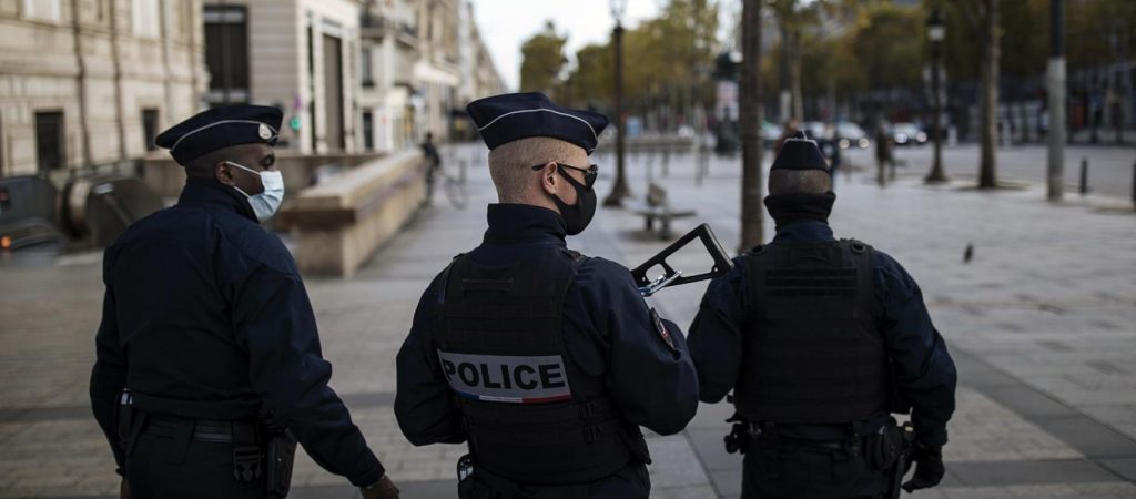 Χαμός στο Παρίσι – Ένοπλος άνδρας «μπούκαρε» σε εταιρία τηλεπικοινωνιών