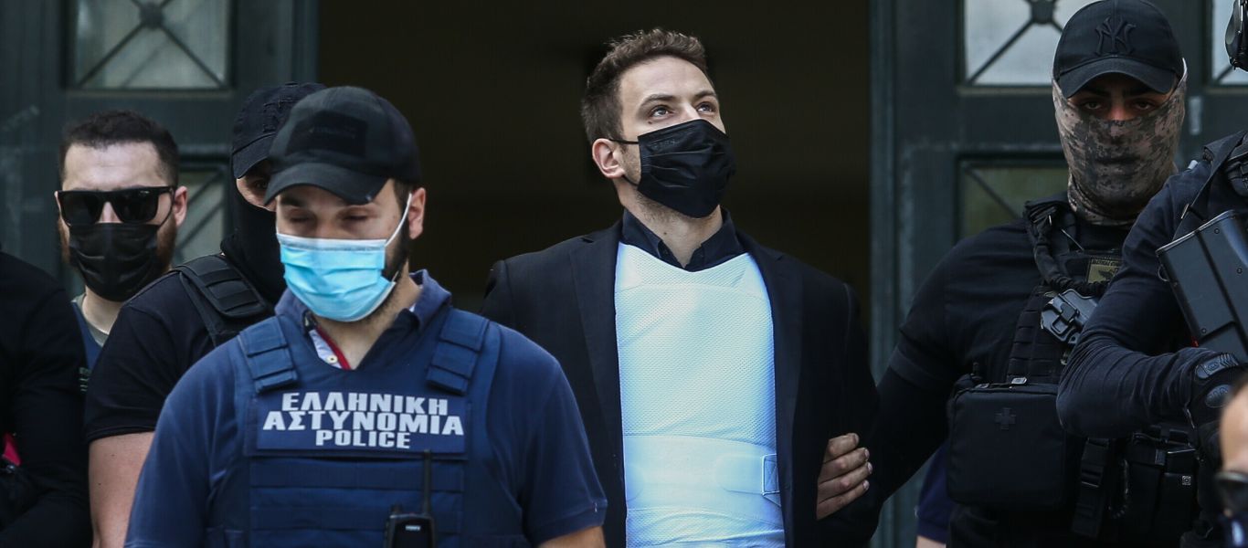 Γλυκά Νερά: Το εξώδικο του πιλότου σε εκδοτικό οίκο – Εμφανίζεται η φωτογραφία του σε εξώφυλλο βιβλίου! (φώτο)