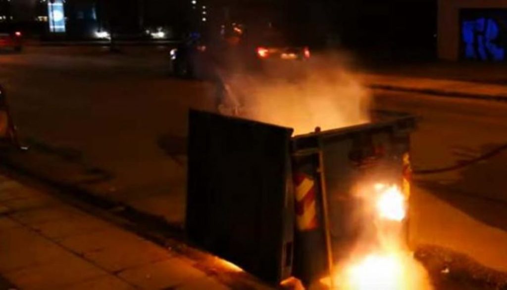 Καλλιθέα: Άγνωστοι έβαλαν φωτιά σε 14 κάδους απορριμμάτων μέσα σε 50 λεπτά