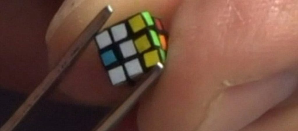 Ο μικρότερος κύβος του Ρούμπικ θέλει… τσιμπιδάκι για να λυθεί! (βίντεο)