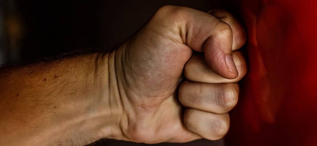 Βρετανία: Σεκιουριτάς «ισοπέδωσε» νεαρό με μόλις μία μπουνιά (βίντεο)