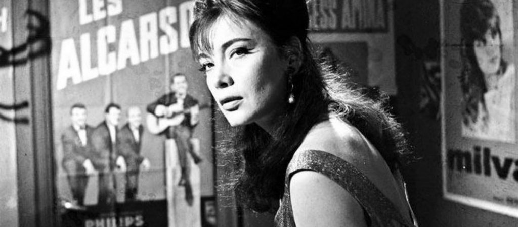 Σπάνιο υλικό από το 1957: Η Τζένη Καρέζη ποζάρει με μαγιό στην παραλία (φώτο)