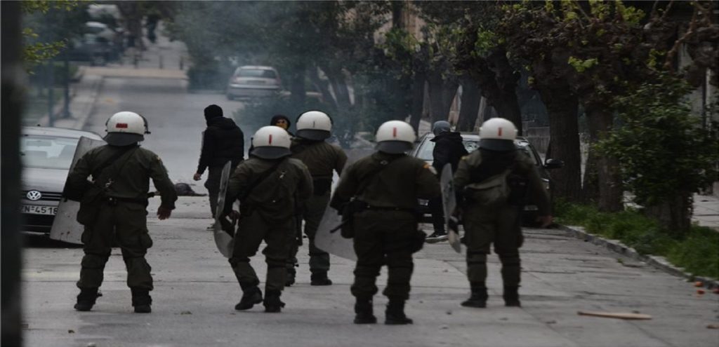 Επεισόδια στα Εξάρχεια: Διαδηλωτές επιτέθηκαν με πυροσβεστήρες και καρέκλες σε αστυνομικές δυνάμεις (φώτο)