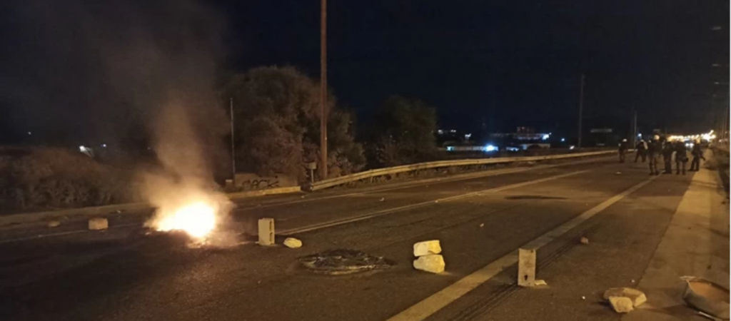 Άνοιξε η Εθνικής οδός Αθηνών – Κορίνθου – Αποχώρησαν οι Ρομά (upd)