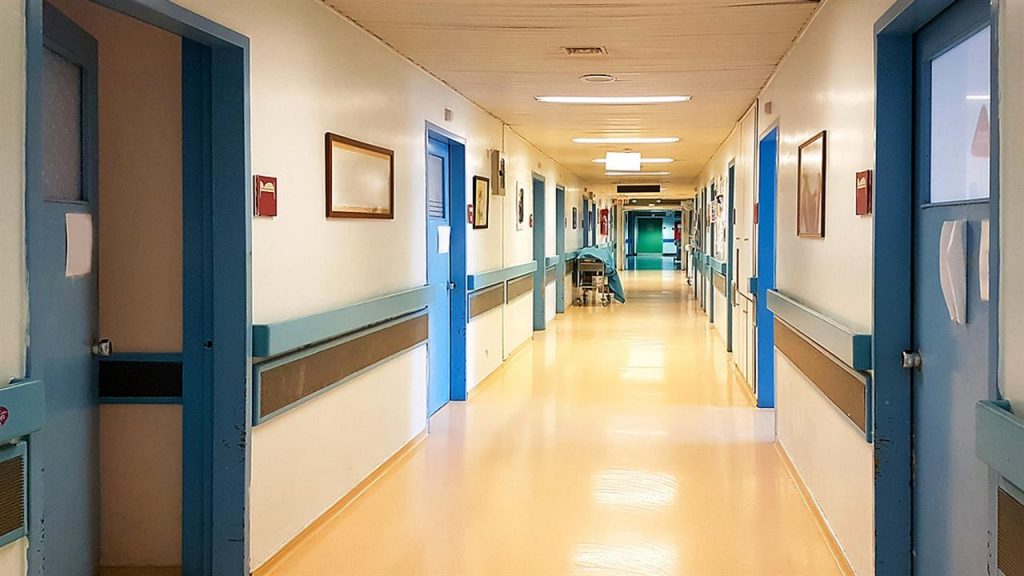 Τώρα η κυβέρνηση βάζει τους ιδιώτες στο ΕΣΥ. – Κατάρρευση των νοσοκομείων λόγω των χιλιάδων αναστολών