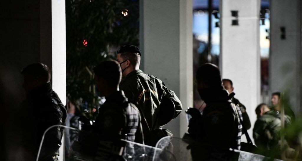 Με χειροπέδες οι αστυνομικοί στην εισαγγελία! – «Εάν δεν πυροβολούσαμε θα μας είχαν σκοτώσει» (upd)