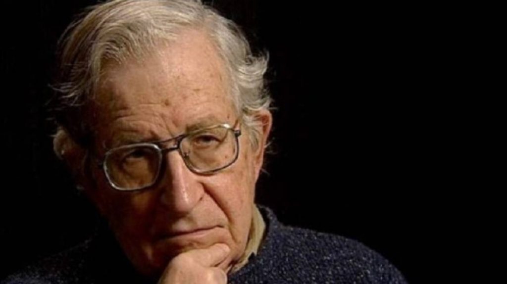 Ο διάσημος αριστερός φιλόσοφος Ν. Τσόμσκι ζητά να φυλακιστούν οι ανεμβολίαστοι