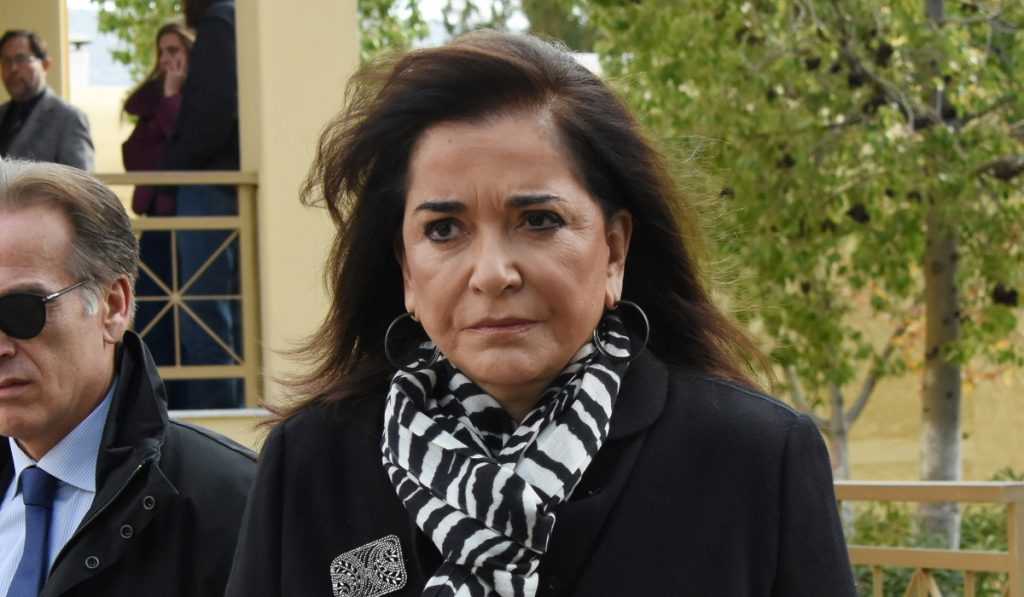 Στη Μητρόπολη με μπαστούνι η Ντόρα Μπακογιάννη για την κηδεία της Φώφης Γεννηματά (φωτό)