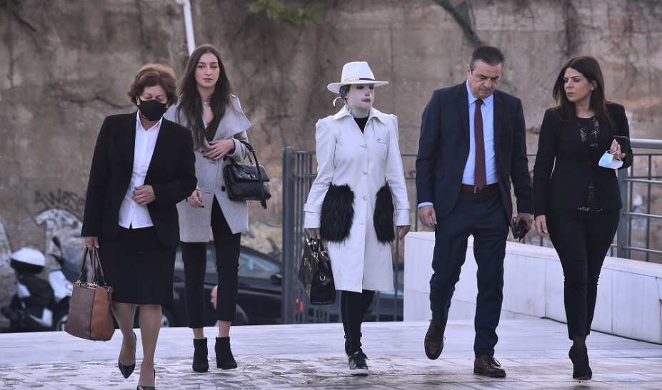 Επίθεση με βιτριόλι: Στα δικαστήρια έφτασαν Ιωάννα Παλιοσπύρου & Έφη Κακαράντζουλα (φώτο)