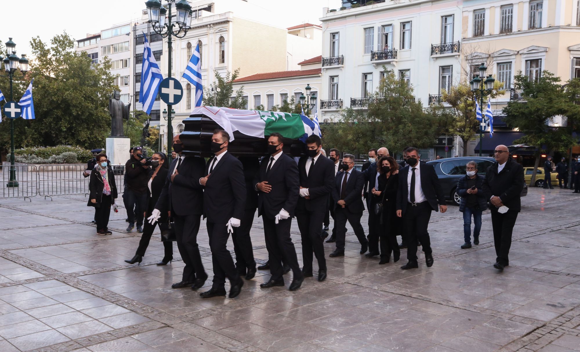 Στη Μητρόπολη η σορός της Φ.Γεννηματά – Με τις σημαίες της Ελλάδας, του ΠΑΣΟΚ & του ΚΙΝΑΛ «ντυμένο» το φέρετρο