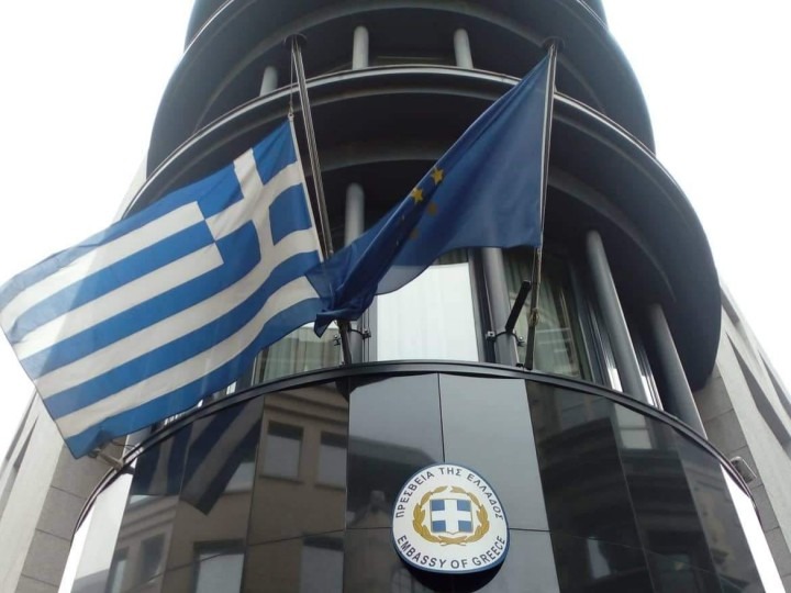 Μεσίστια η ελληνική σημαία στην πρεσβεία της Ελλάδας στο Βέλγιο – Ως ένδειξη πένθους για τη Φώφη Γεννηματά