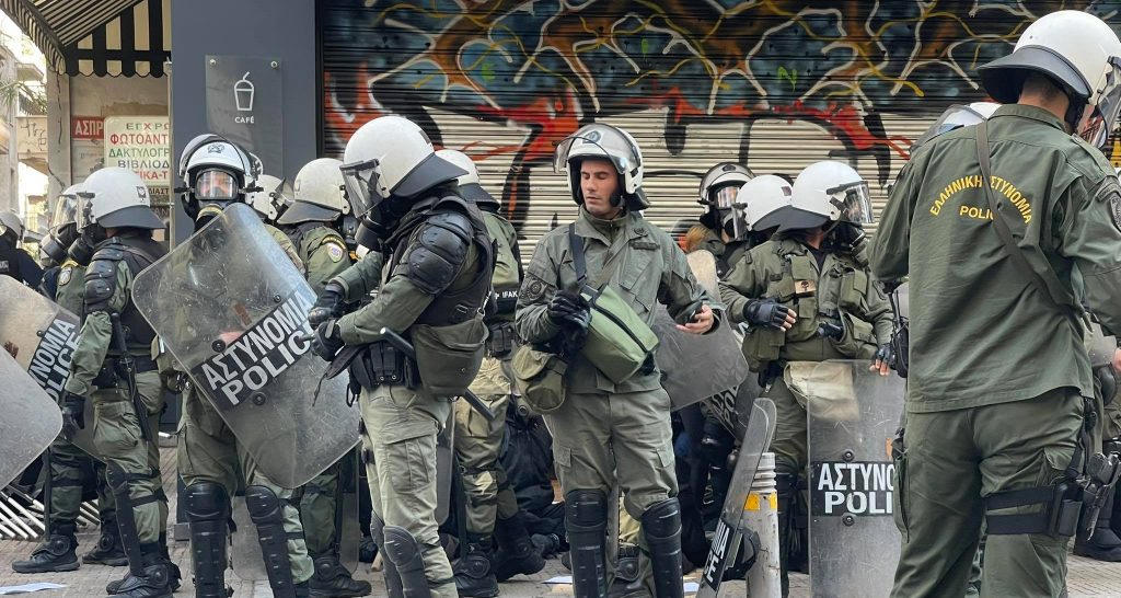 ΕΔΕ για τον αστυνομικό των ΜΑΤ που φαίνεται σε βίντεο να σπάει τζαμαρία στα Εξάρχεια