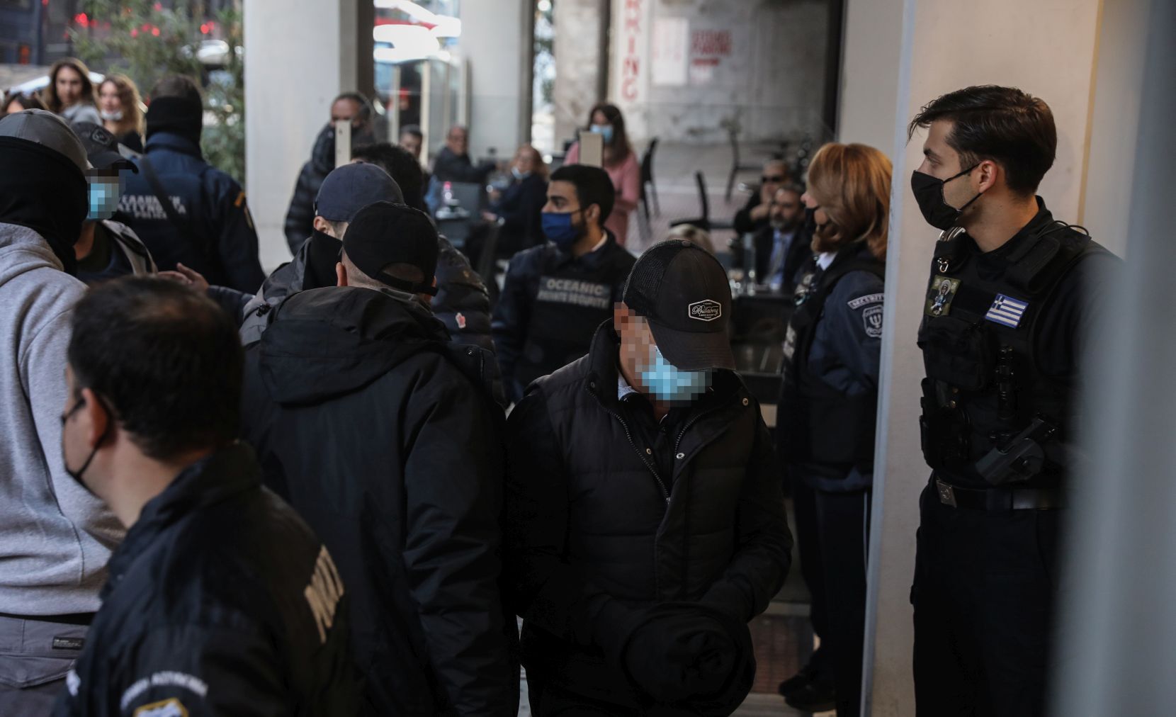 «Είστε ήρωες»: Οι πολίτες χειροκρότησαν έξω από τα δικαστήρια τους αστυνομικούς που καταδίωξαν κακοποιούς στο Πέραμα