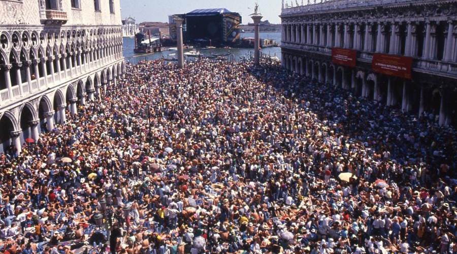 «Ο λαός δεν υποχωρεί» βροντοφωνάζουν ενωμένοι οι Ιταλοί κατά της πράσινης κάρτας και της υποχρεωτικότητας! (βίντεο)