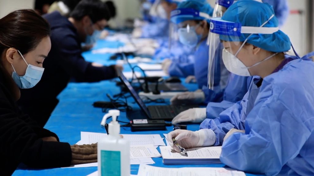 Θέλουν να μας εμβολιάσουν όλους από… 100 φόρες: Η ΕΕ ετοιμάζει 3,5 δισ. δόσεις εμβολίου