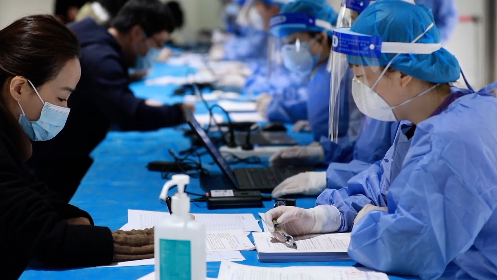 Θέλουν να μας εμβολιάσουν όλους από… 100 φόρες: Η ΕΕ ετοιμάζει 3,5 δισ. δόσεις εμβολίου