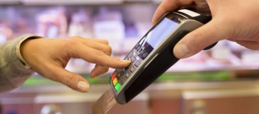 Ηλεκτρονικές αποδείξεις: Εμπλουτίζεται η λίστα επαγγελμάτων για την έξτρα έκπτωση φόρου