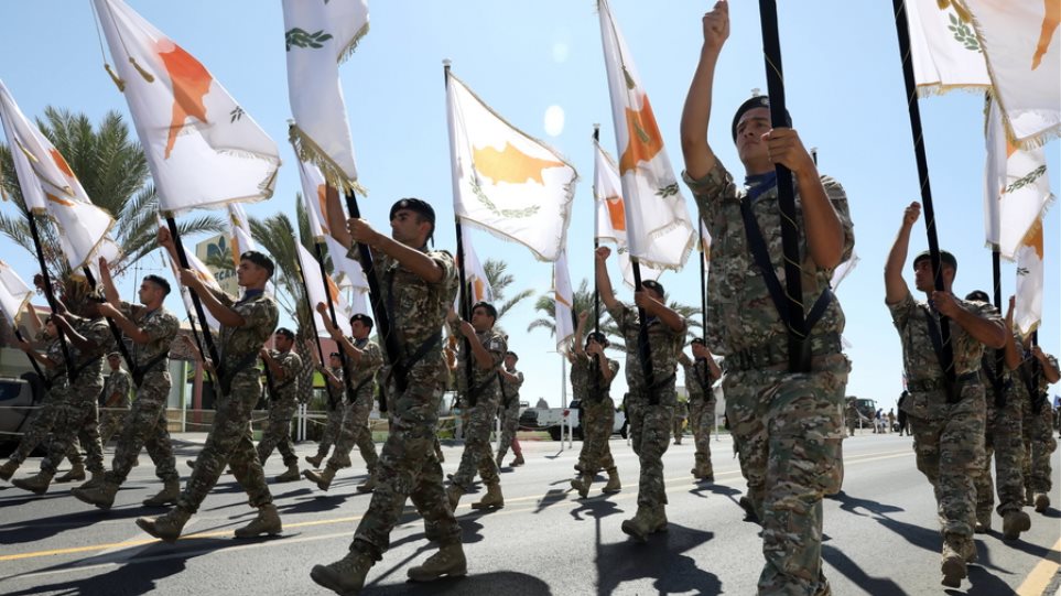 Κύπρος: Συγκίνησαν οι στρατιώτες που παρέλασαν τραγουδώντας το «χώμα που περπάτησα» (βίντεο)